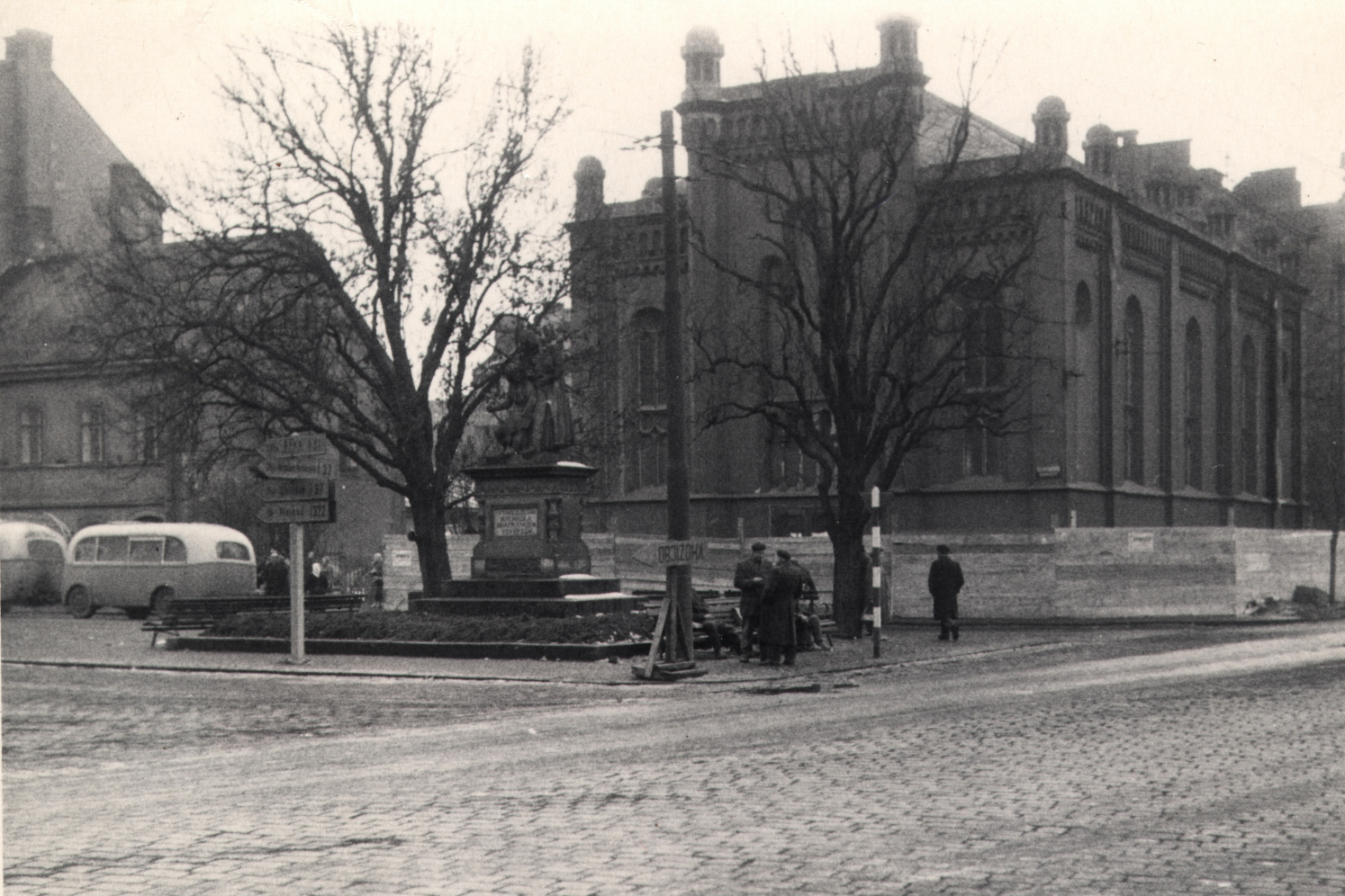 Někdejší pardubická synagoga na archivní fotografii. V roce 1958 byla budova zbořena. Od počátku devadesátých let ji připomínala pamětní deska na Domu služeb, ta tam ale už řadu let není. Foto: Státní okresní archiv Pardubice