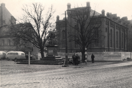 Někdejší pardubická synagoga na archivní fotografii. V roce 1958 byla budova zbořena. Od počátku devadesátých let ji připomínala pamětní deska na Domu služeb, ta tam ale už řadu let není. Foto: Státní okresní archiv Pardubice