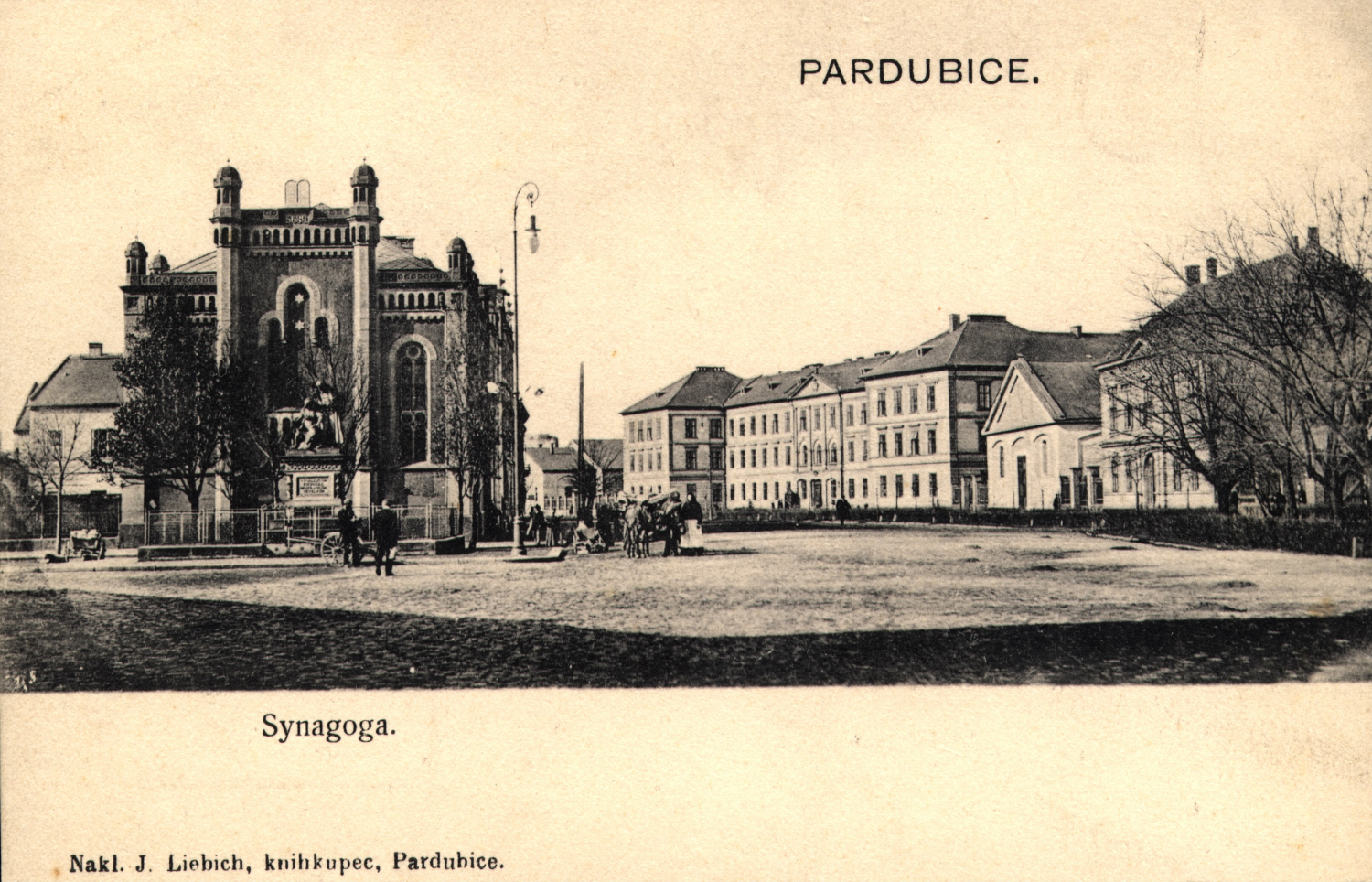 Někdejší synagoga na pohlednici. Podle návrhu architekta Františka Schmoranze mladšího ji nechala postavit Židovská náboženská obec v Pardubicích v letech 1879 až 1880.  Foto: Státní okresní archiv Pardubice