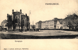 Někdejší synagoga na pohlednici. Podle návrhu architekta Františka Schmoranze mladšího ji nechala postavit Židovská náboženská obec v Pardubicích v letech 1879 až 1880.  Foto: Státní okresní archiv Pardubice