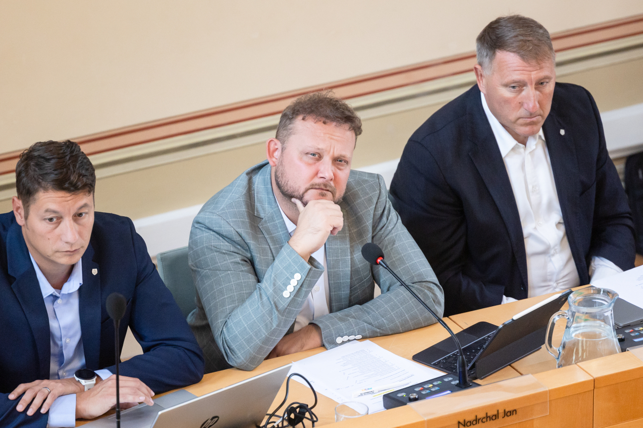 Zleva sedí náměstek primátora Jakub Rychtecký, primátor Jan Nadrchal a náměstek René Živný.