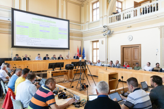 Jednání pardubického zastupitelstva.