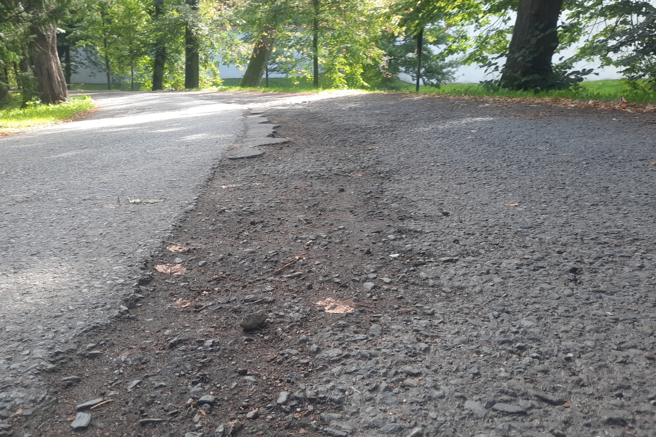 Rozbitá cesta mezi pardubickým zdymadlem a zámkem.
